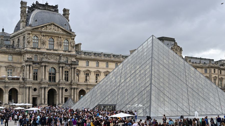 Le vol du Louvre est «une blessure immense» pour la patronne du musée