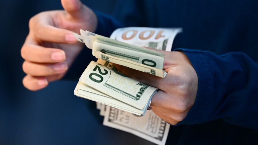 Le dollar recule après des chiffres d'inflation encourageants aux États-Unis