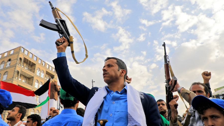 Les Houthis menacent les navires US en mer Rouge en cas de frappe contre l’Iran
