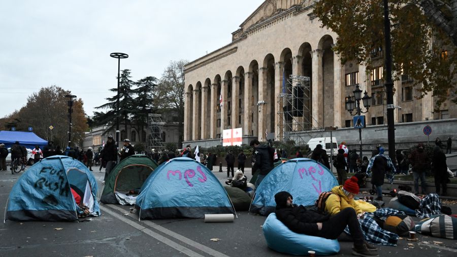 Géorgie: Un Parlement contesté face à une opposition en révolte