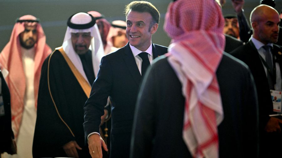 Macron achève sa visite d'État en Arabie à l'oasis d'Al-Ula