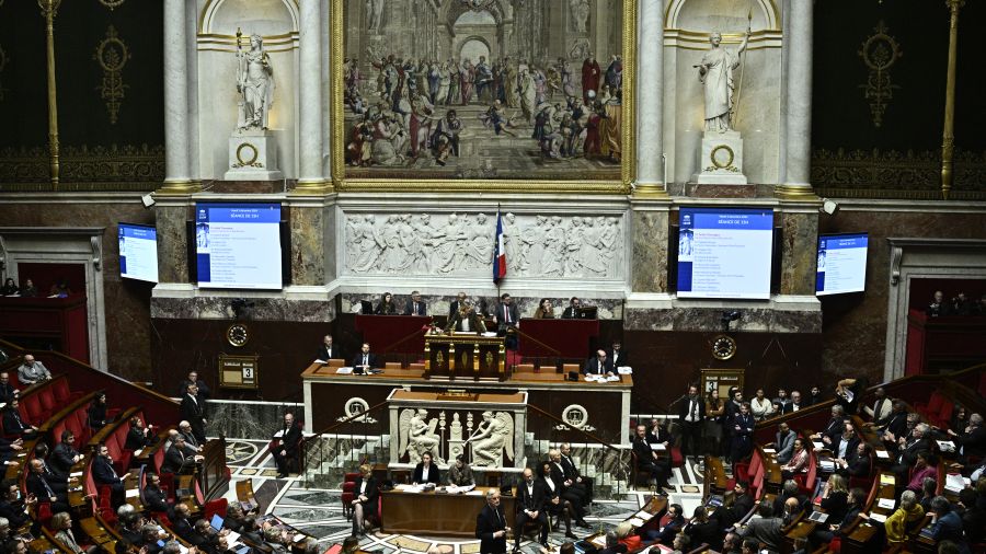 Journée de grève et de mobilisation dans la fonction publique en France, malgré la chute du gouvernement