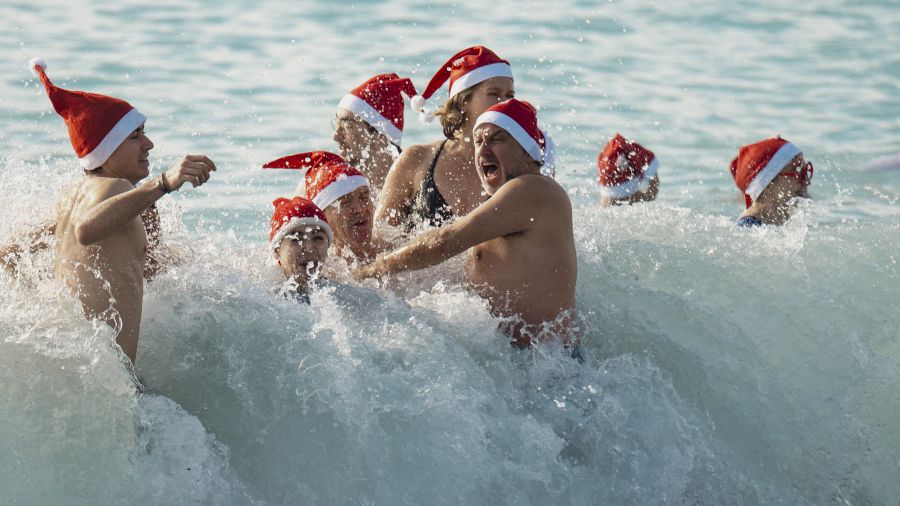L'Esprit de Noël sur la Côte d'Azur: le Père Noël plonge pour le bain traditionnel à Nice