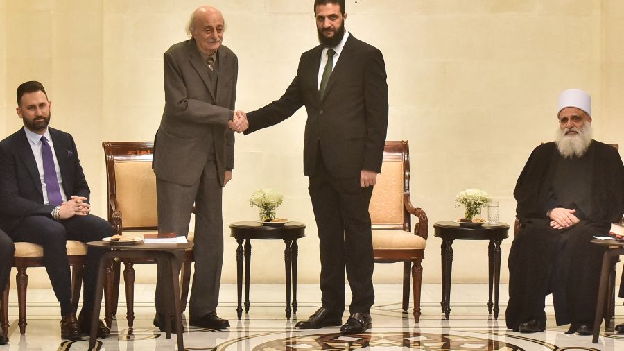 Devant Joumblatt, el-Chareh invite les Libanais à "effacer de leur mémoire le souvenir de l'ancienne Syrie"