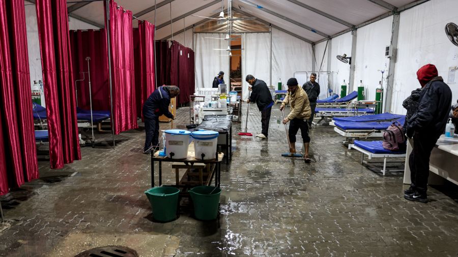 À Gaza, les déplacés meurent de froid dans des tentes de fortune