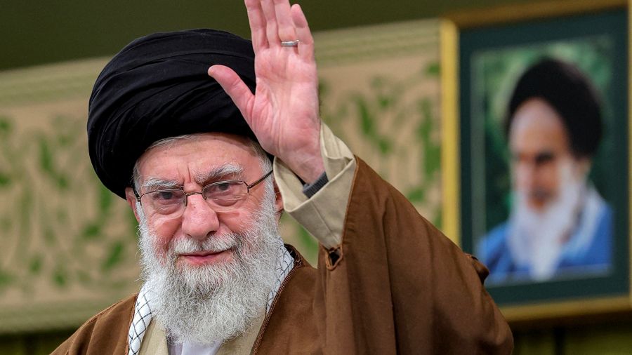 Iran: le guide suprême promet une "riposte ferme" en cas d'attaque contre son pays