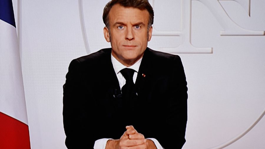 Macron appelle les Français au "courage" face à un "monde de dangers"