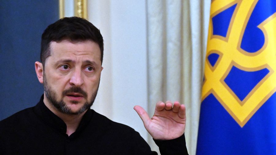 Le Kremlin repousse l'idée d'un sommet entre Zelensky, Poutine et Trump