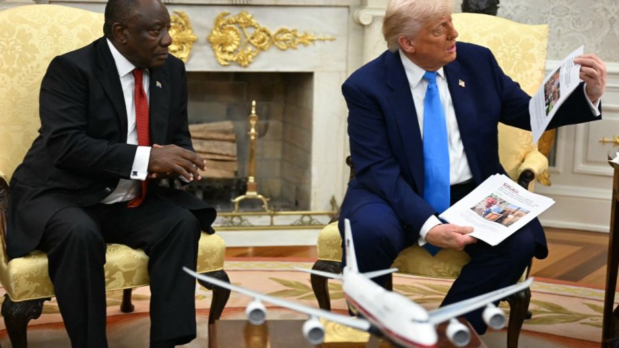 Trump accuse l'Afrique du Sud de "génocide blanc", devant son président