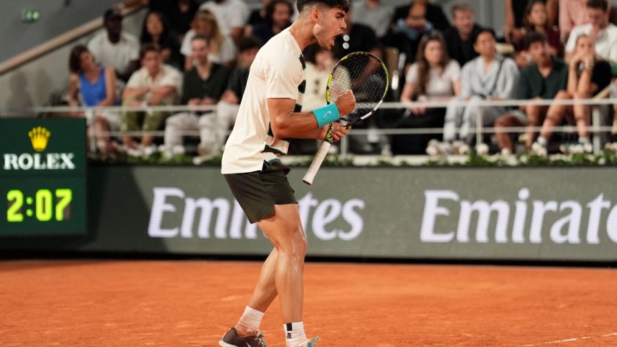 Roland-Garros: Alcaraz et Swiatek passent, Rune plie mais ne rompt pas