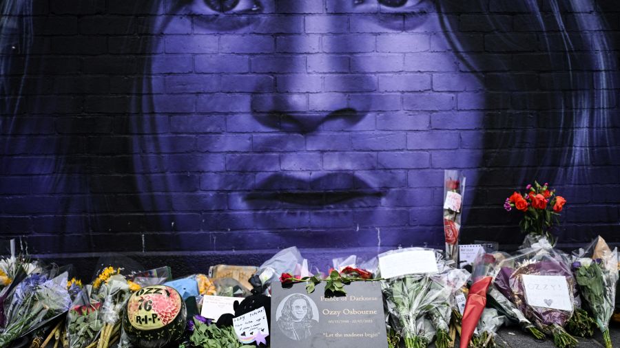 Des fans en deuil à Birmingham pour dire adieu à Ozzy Osbourne