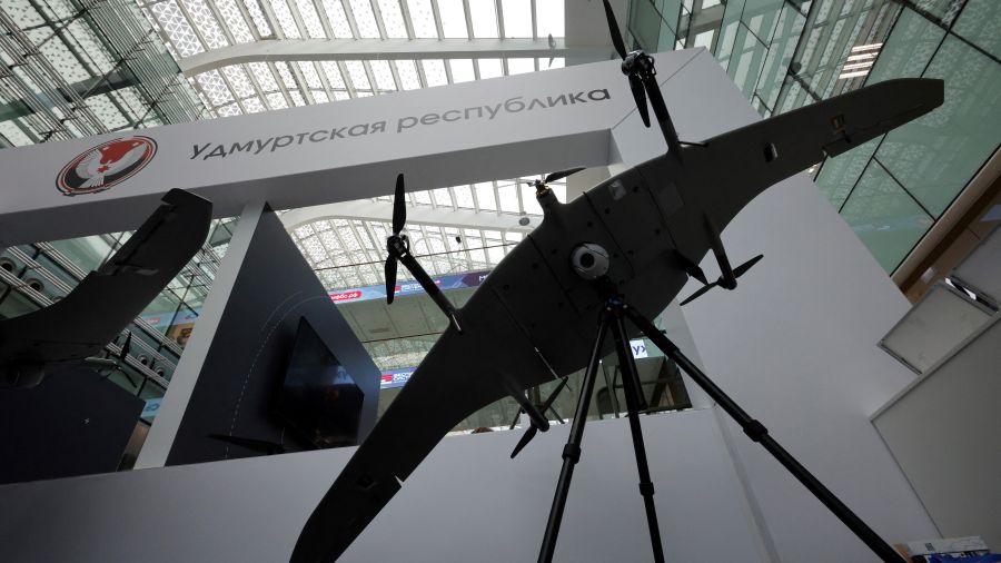 Zelensky: Des drones russes ont frappé le navire qui a pris feu en mer Noire