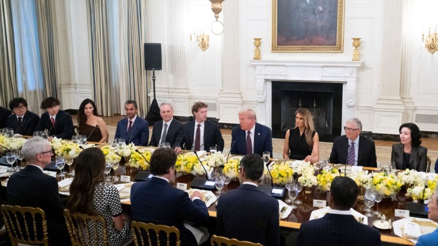 Conviés à dîner par Trump, les grands noms de la tech lui rendent hommage