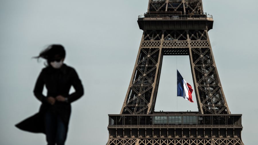 La mairie de Paris veut parer la tour Eiffel de noms de femmes savantes