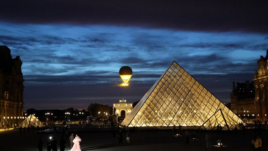 Cambriolage au Louvre: un des bijoux dérobés a été retrouvé aux abords du musée