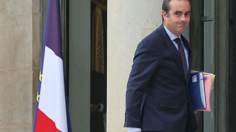 Sébastien Lecornu prend ses marques à Matignon un jour de mobilisation