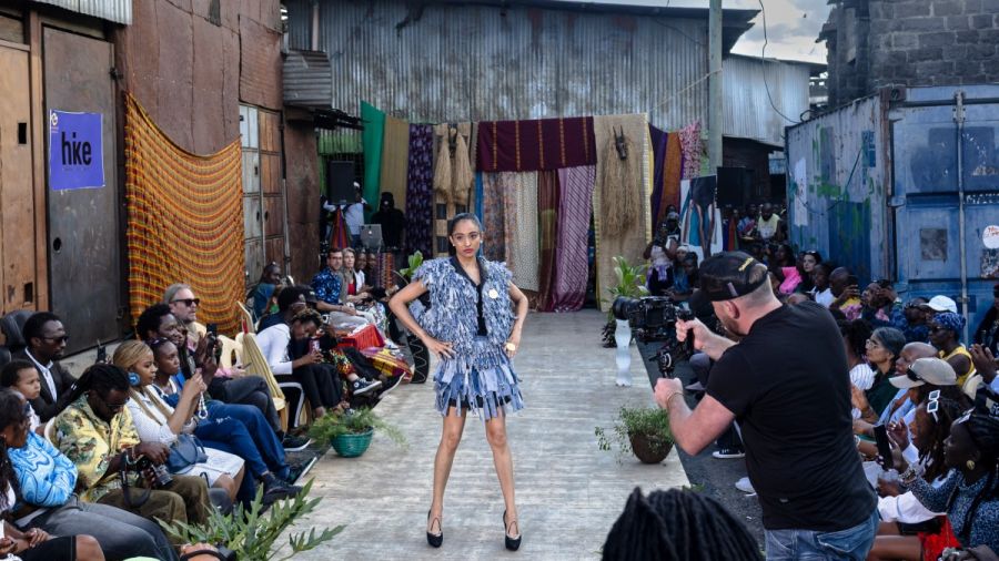 De la décharge au podium: au Kenya, des vêtements de seconde main au défilé de mode
