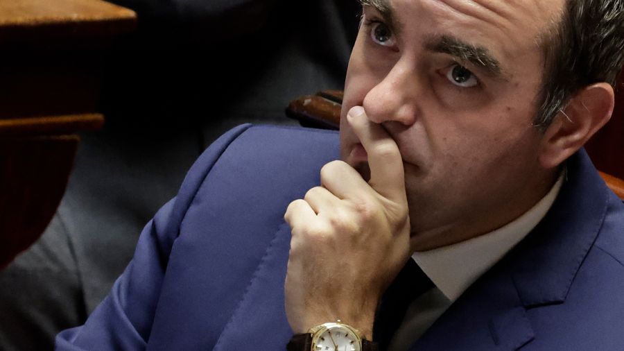 À peine installé, Lecornu affronte deux motions de censure