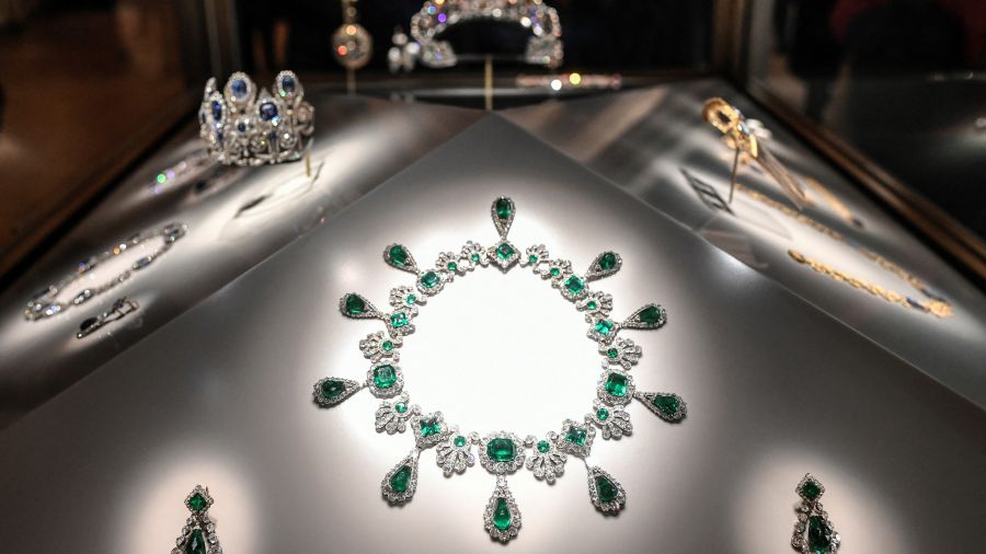 Vol des bijoux du Louvre à Paris: la traque est lancée, le musée reste fermé lundi