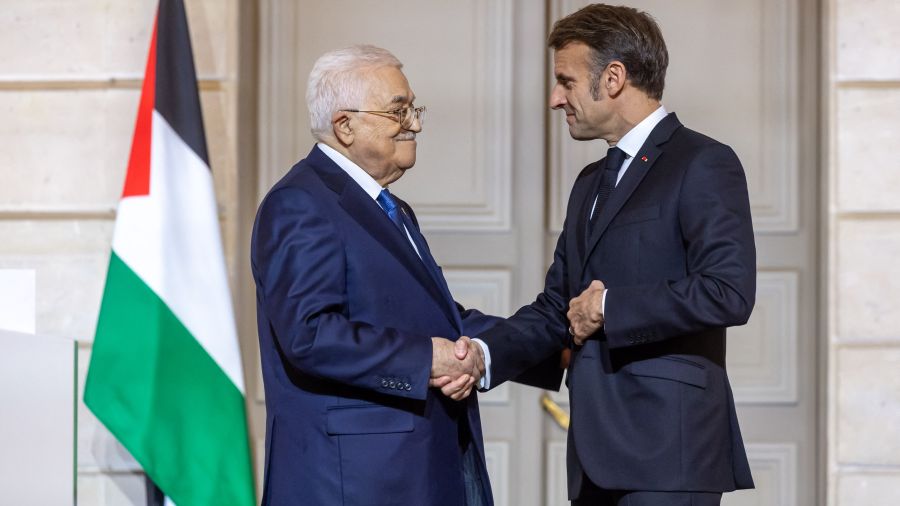 Abbas renouvelle sa promesse d'élections, Macron hausse le ton sur la colonisation
