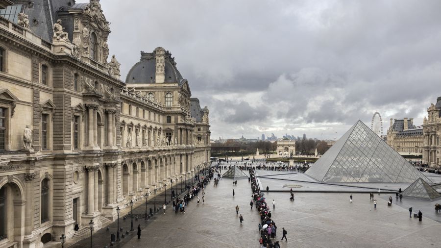 Casse du Louvre: le 4e membre du commando inculpé en France