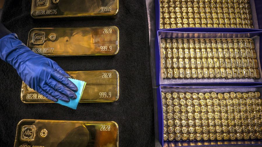 Le cours de l'argent dévisse de plus de 17%, l'or cède plus de 3%
