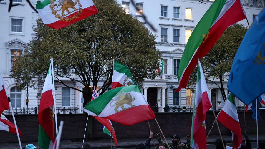 Le drapeau de la République islamique d'Iran brièvement remplacé par un drapeau de la monarchie iranienne à Londres