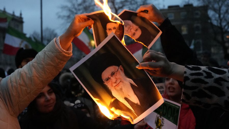 Khamenei se félicite des foules massives et avertit les États-Unis