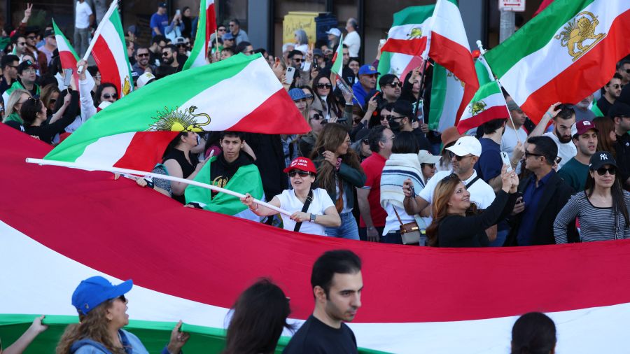 L'Iran se dit prêt à la guerre, le bilan humain des manifestations s'alourdit