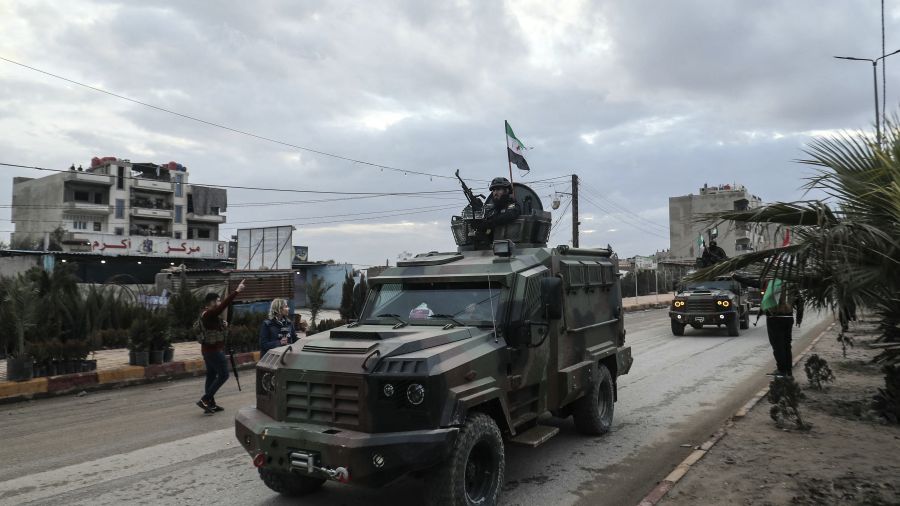 Syrie: les autorités évacuent le camp de proches de jihadistes d'al-Hol 
