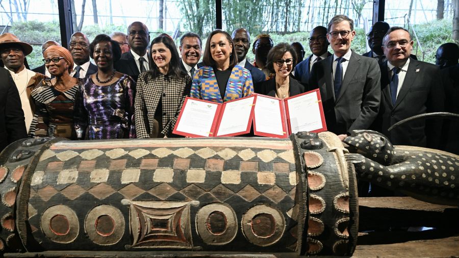 Restitution historique: la France rend le tambour parleur Djidji Ayôkwé à Abidjan
