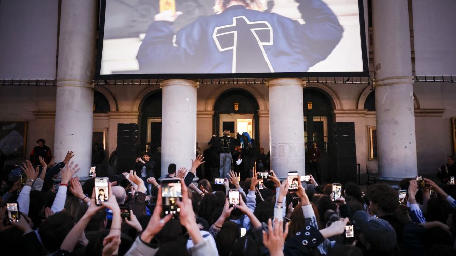 Angèle et Justice dévoilent «What You Want», un clip électro projeté à La Monnaie à Bruxelles