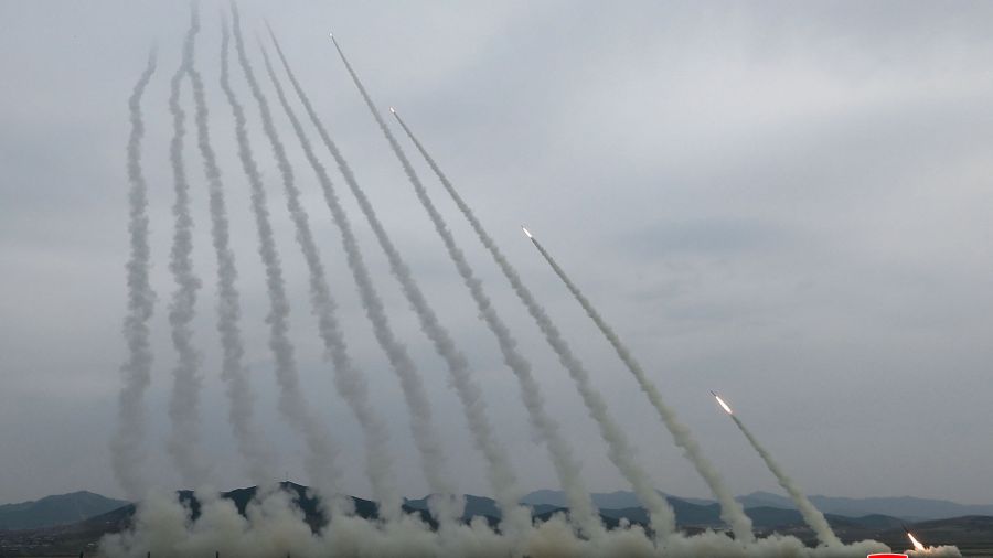La Corée du Nord procède à un exercice avec des lance-roquettes multiples de 600 mm