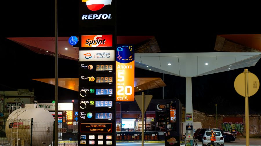 Le pétrole grimpe, les Bourses d'Asie trébuchent après des records: inquiétude sur le Moyen-Orient