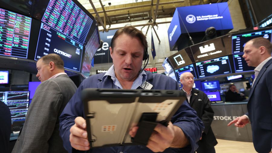 Wall Street sur la défensive, résultats d'entreprises et Moyen-Orient pèsent