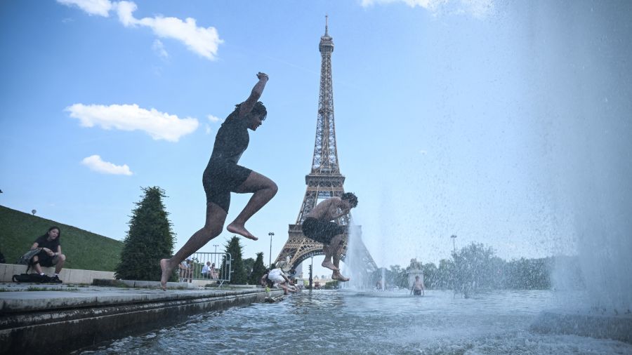 Canicule: la tour Eiffel et Le Louvre ferment plus tôt