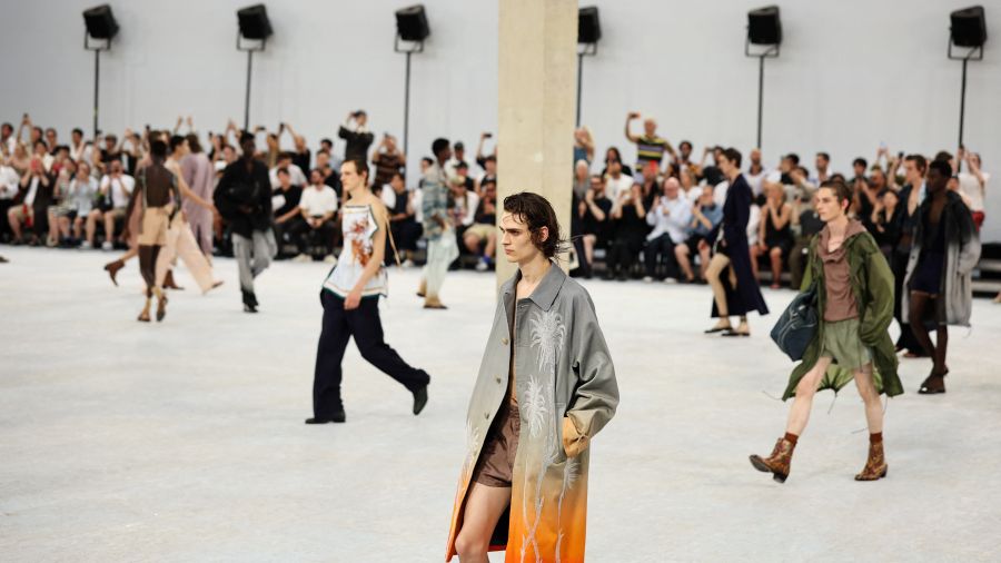Canicule à Paris: la Fashion Week masculine s'adapte entre éventails, pistolets à eau et horaires avancés