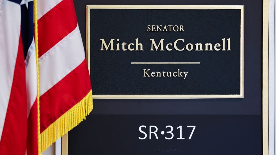 Le sénateur américain McConnell de retour au Congrès après trois mois d'absence
