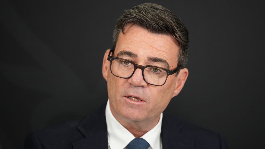 Royaume-Uni: le Premier ministre Andy Burnham promet de «défendre l'intérêt national» face à Trump
