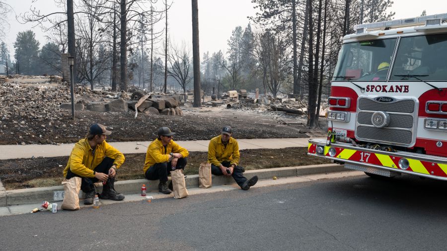 Incendies aux États-Unis: un suspect arrêté, les pompiers luttent pied à pied