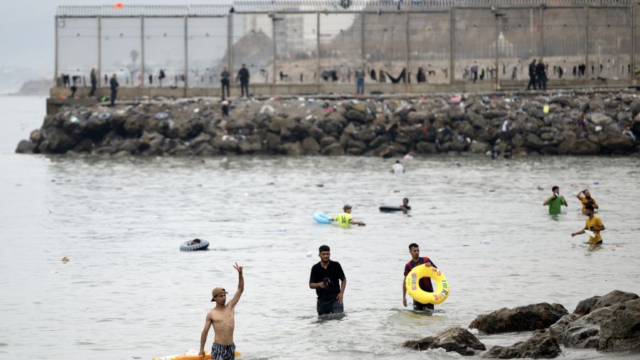 Ceuta: début du transfert de migrants des plages vers le port de l'enclave espagnole