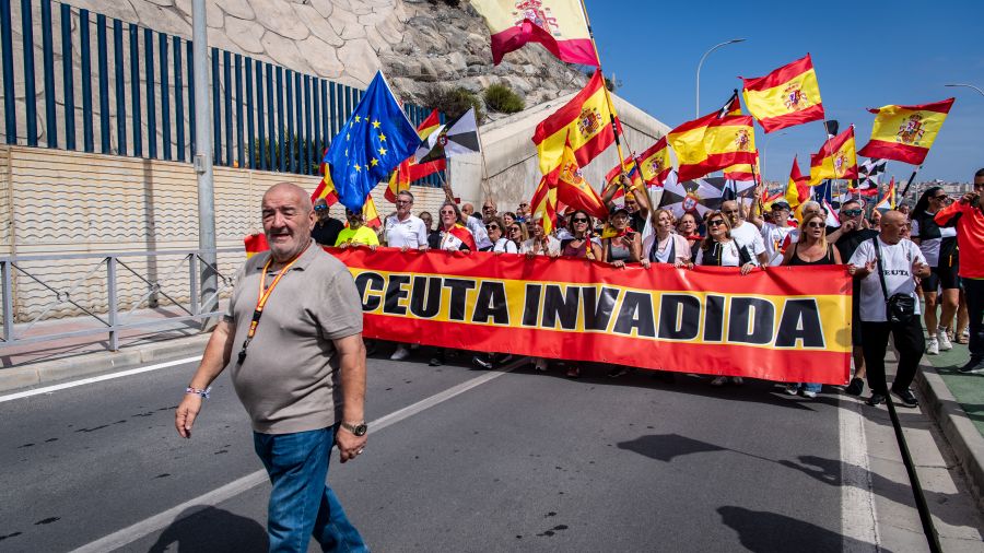 Ceuta: des milliers de personnes manifestent contre le gouvernement à Madrid