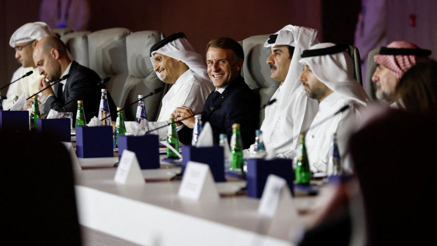 Macron atterrit à Riyad, étape surprise d'une tournée dans le Golfe