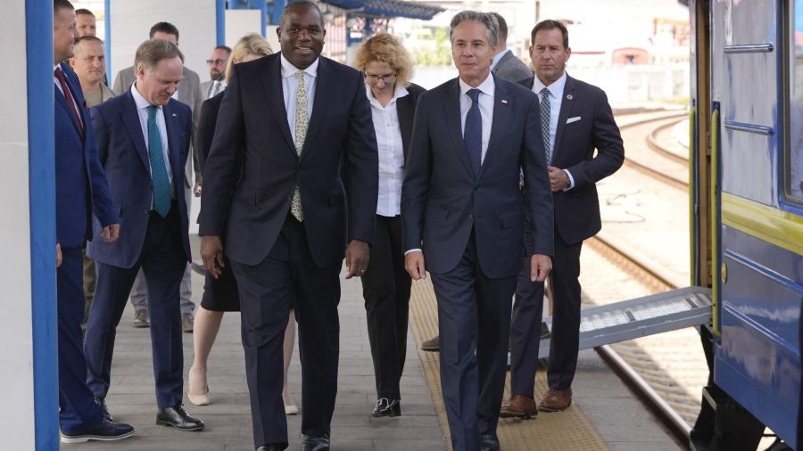 Les chefs de la diplomatie américaine et britannique arrivent à Kiev pour discuter armement