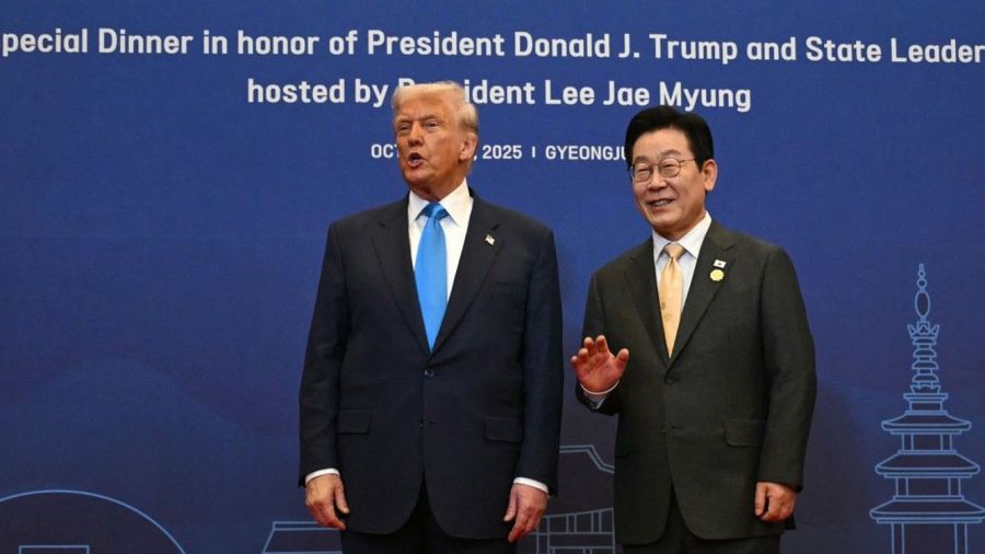 De la poignée de main à la poignée d’accords : Trump refait le monde du commerce en Asie