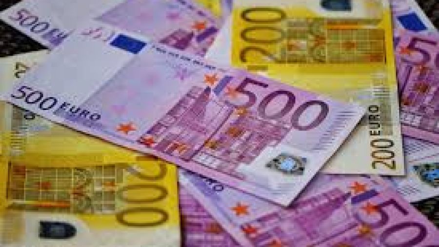 L'euro grimpe fortement, poussé par les annonces d'investissements en Allemagne
