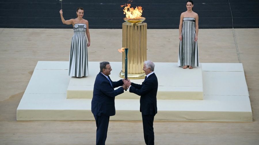 JO-2026: la flamme des Jeux d'hiver remise aux organisateurs de Milan-Cortina