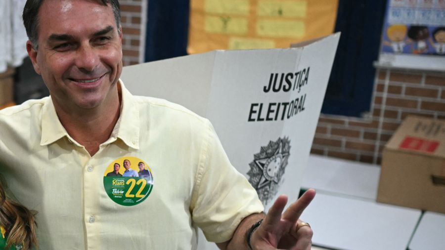 Flavio Bolsonaro crée la surprise en devançant Lula, le Brésil ira au second tour