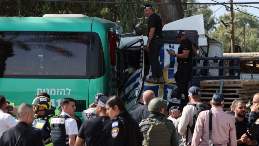 Israël : Un camion percute un arrêt de bus à Tel Aviv, faisant des dizaines de blessés