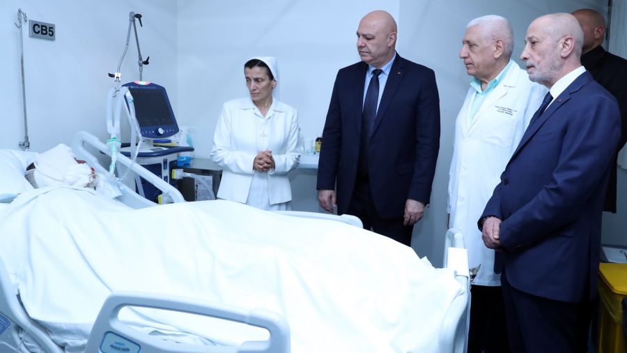 Le président Aoun au chevet d'un militaire blessé lors de l’explosion de Zebqine
